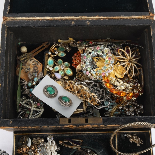 1560 - An Antique jewellery box containing various silver and costume jewellery, including cameo brooches, ... 