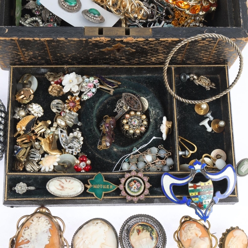 1560 - An Antique jewellery box containing various silver and costume jewellery, including cameo brooches, ... 