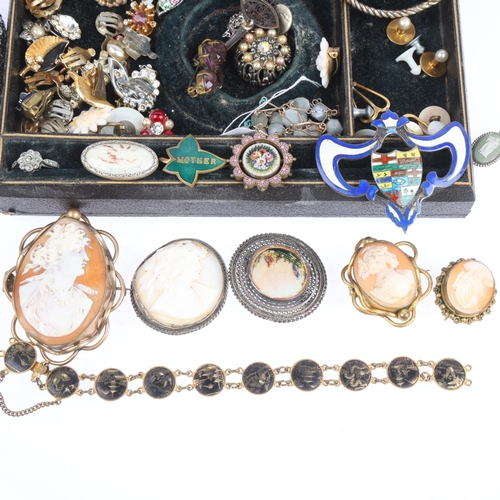 1560 - An Antique jewellery box containing various silver and costume jewellery, including cameo brooches, ... 