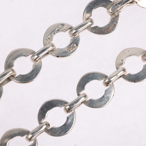 1605 - A Mexican silver hoop link chain bracelet, 20cm, 28.9g