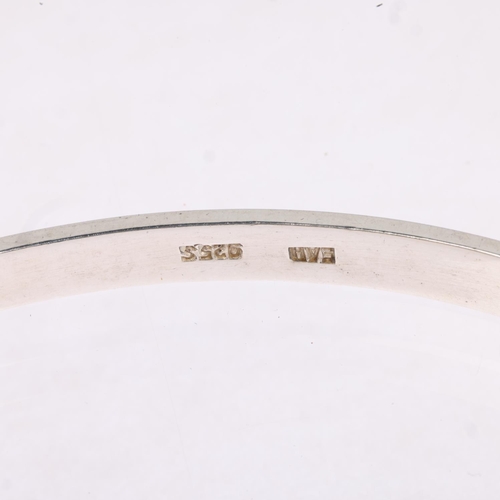 1641 - ERNST ARNOLD HANSEN - a Danish brutalist sterling silver hinged bangle, setting height 20.2mm, inter... 