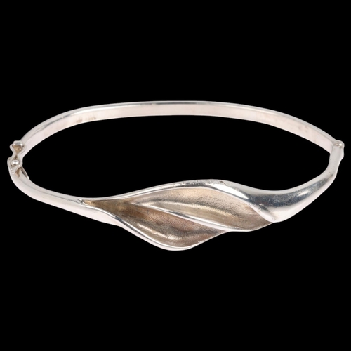 1653 - HERMANN SIERSBOL - a a Danish modernist sterling silver fold hinged bangle, setting height 14mm, int... 