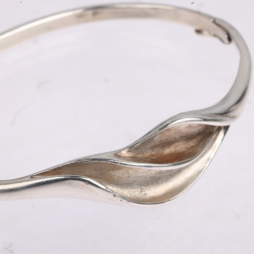 1653 - HERMANN SIERSBOL - a a Danish modernist sterling silver fold hinged bangle, setting height 14mm, int... 