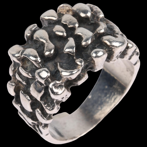 1658 - SAMUEL JAROM - a Danish brutalist sterling silver abstract ring, setting height 14.8mm, size N, 12.1... 