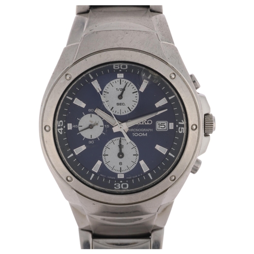 SEIKO - a stainless steel quartz chronograph calendar bracelet 