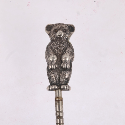 1769 - An Edwardian novelty silver figural bear button hook, Robert Pringle, Birmingham 1909, with steel ho... 