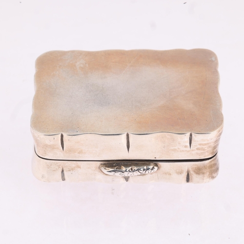 1800 - An Elizabeth II silver snuffbox, Charles Green & Co, Birmingham 1963, shaped rectangular form, with ... 