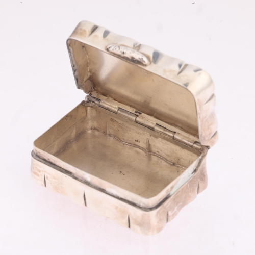 1800 - An Elizabeth II silver snuffbox, Charles Green & Co, Birmingham 1963, shaped rectangular form, with ... 