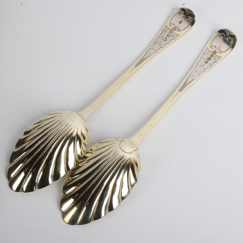 1902 - A cased pair of Victorian silver-gilt Old English pattern shell spoons, Charles Lias, London 1846, 2... 