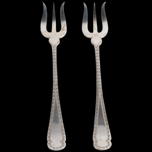 1916 - A cased pair of Edwardian silver pickle forks, Allen & Darwin, Sheffield 1909, 11cm, in fitted leath... 