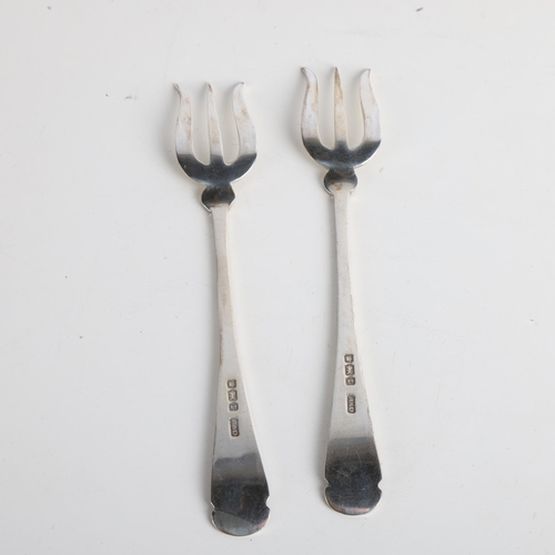 1916 - A cased pair of Edwardian silver pickle forks, Allen & Darwin, Sheffield 1909, 11cm, in fitted leath... 