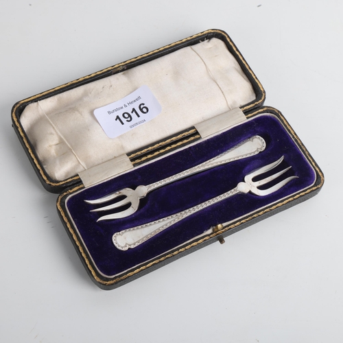 1916 - A cased pair of Edwardian silver pickle forks, Allen & Darwin, Sheffield 1909, 11cm, in fitted leath... 