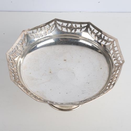 1930 - An Elizabeth II silver pedestal bon bon dish, probably A Taite & Sons Ltd, London 1965, diameter 15.... 