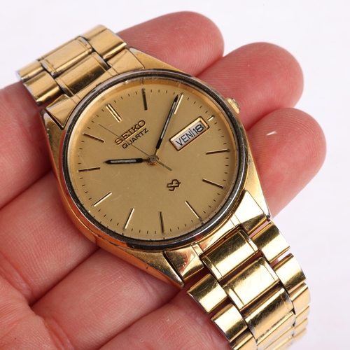 2043 - SEIKO - a gold plated stainless steel SQ quartz bracelet watch, ref. 5H23-8A00, champagne dial with ... 