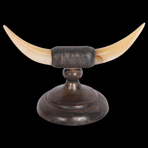 2653 - An Edwardian novelty silver and mother-of-pearl Highland cattle horns knife rest, GE Walton, Birming... 