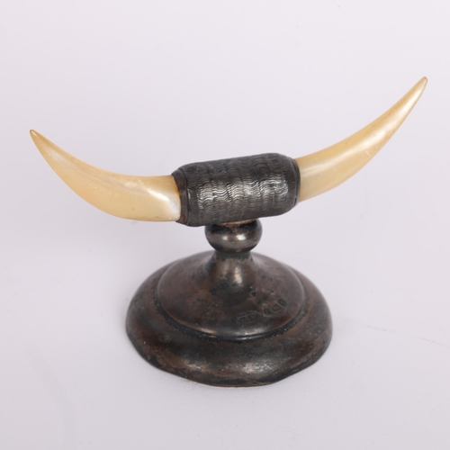 2653 - An Edwardian novelty silver and mother-of-pearl Highland cattle horns knife rest, GE Walton, Birming... 