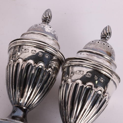 2722 - A Victorian silver 3-piece cruet set, Hilliard & Thomason, Birmingham 1894, urn form with flame fini... 