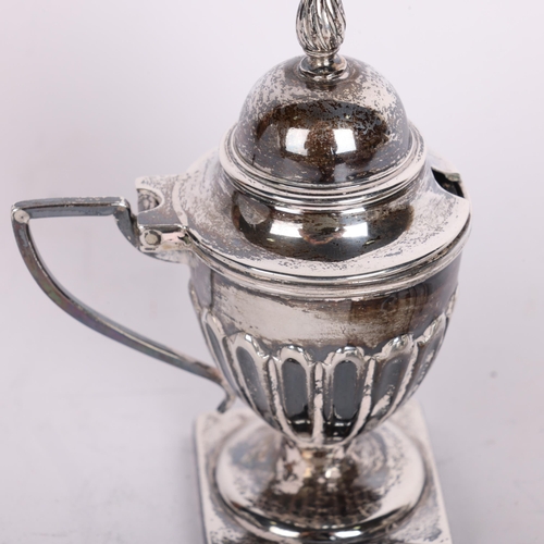 2722 - A Victorian silver 3-piece cruet set, Hilliard & Thomason, Birmingham 1894, urn form with flame fini... 