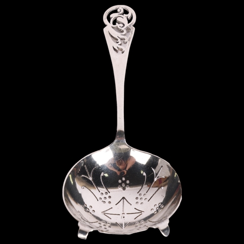 2725 - A George VI silver tea strainer, maker DNH&S, Sheffield 1946, 14.5cm, 1.4oz