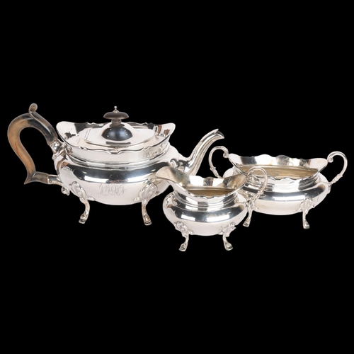 2768 - A late Victorian silver 3-piece tea set, Elkington & Co Ltd, London 1900, comprising teapot, 2-handl... 