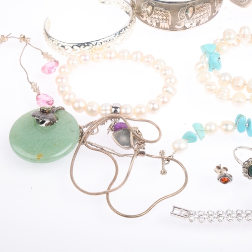 2635 - Various jewellery, including silver moss agate bar brooch, silver aventurine quartz and peridot pend... 