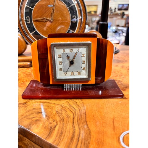 82 - 2 Art Deco mantel clocks, comprising a Bayard two-colour Bakelite-cased 8-day clock, length 17cm, an... 