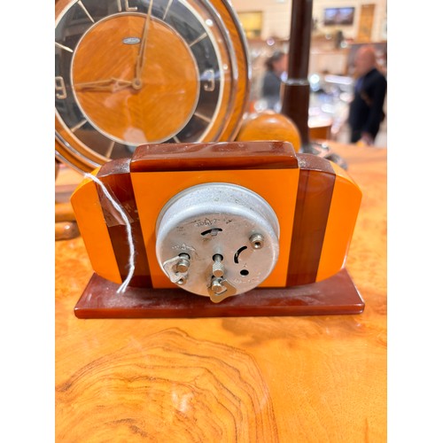 82 - 2 Art Deco mantel clocks, comprising a Bayard two-colour Bakelite-cased 8-day clock, length 17cm, an... 