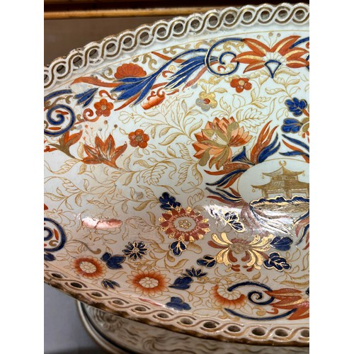 809 - Wedgwood Old Japan pattern table centre comport, supported by seahorse figures, length 32cm, height ... 