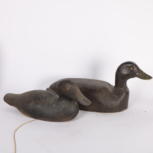 116 - 2 similar Folk Art carved and painted wood duck decoys, tallest 20cm