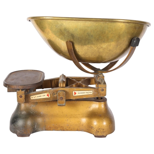 568 - A pair of Avery grocer's painted steel balance scales, to weigh 15kg, with brass pan, no weights