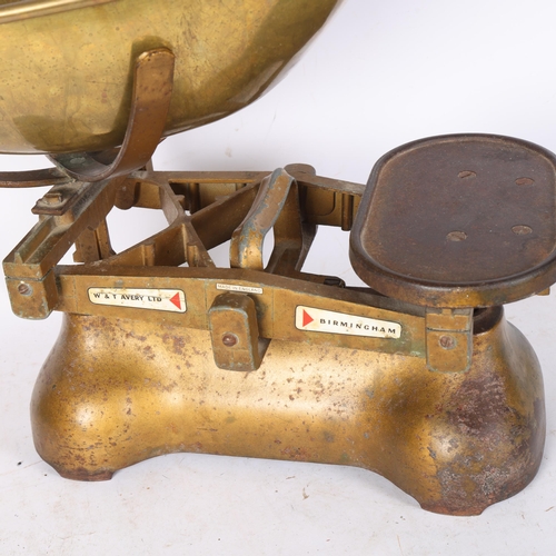 568 - A pair of Avery grocer's painted steel balance scales, to weigh 15kg, with brass pan, no weights