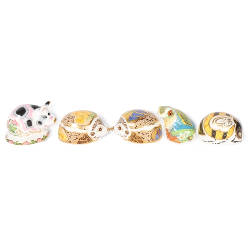 60 - A group of 5 Royal Crown Derby animal paperweights, including Bumble Bee with gold stopper, Tree Fro... 