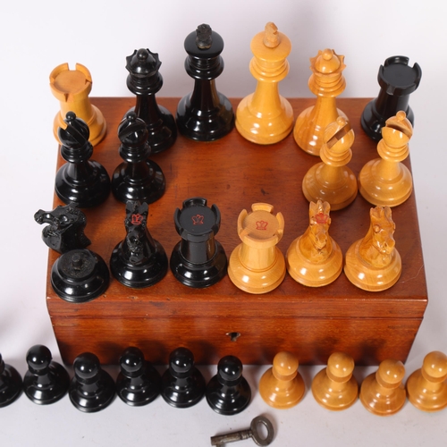 92 - A Staunton pattern chess set, boxwood and ebony, King height 7cm, in associated box