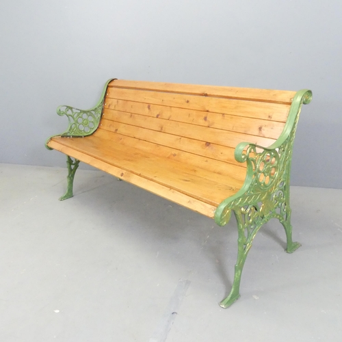 2684 - A pine slatted garden bench, with painted cast-iron ends. 142x72x55cm.