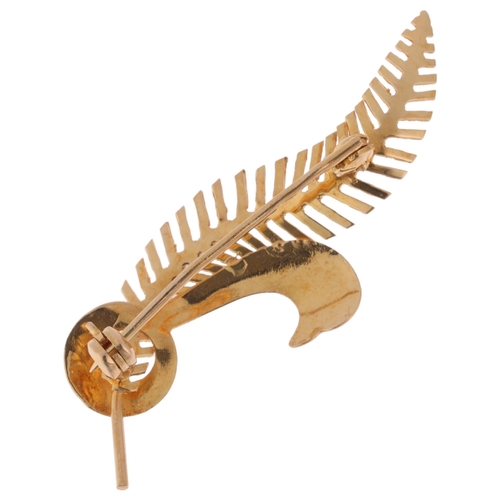 1207 - An 18ct gold fern brooch, 45mm, 2.4g