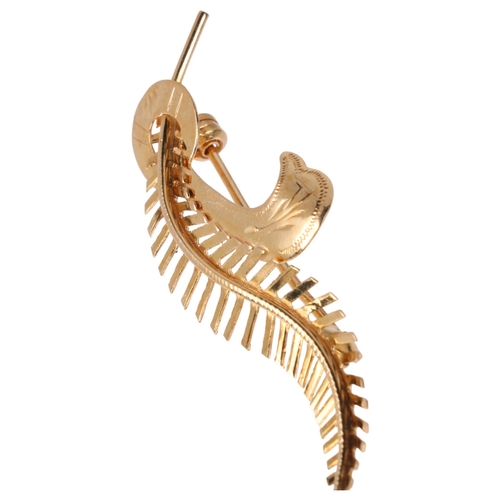 1207 - An 18ct gold fern brooch, 45mm, 2.4g