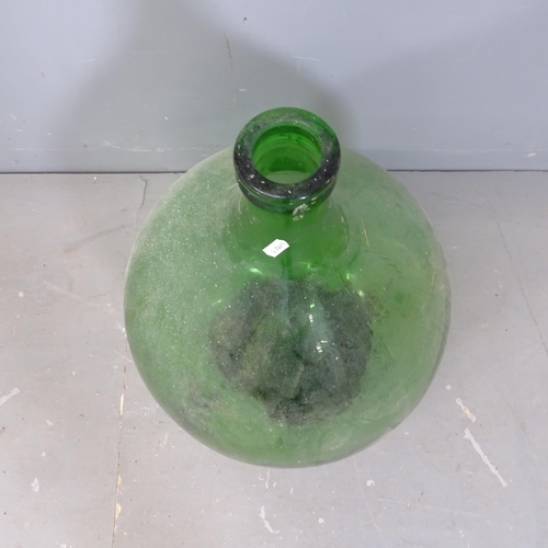 3022 - A green glass carboy. 44x65cm.