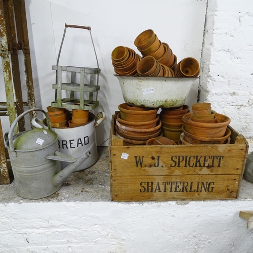 3199 - A fruit crate named to W.J. Spickett of Shatterling, a quantity of terracotta pots, a galvanised wat... 