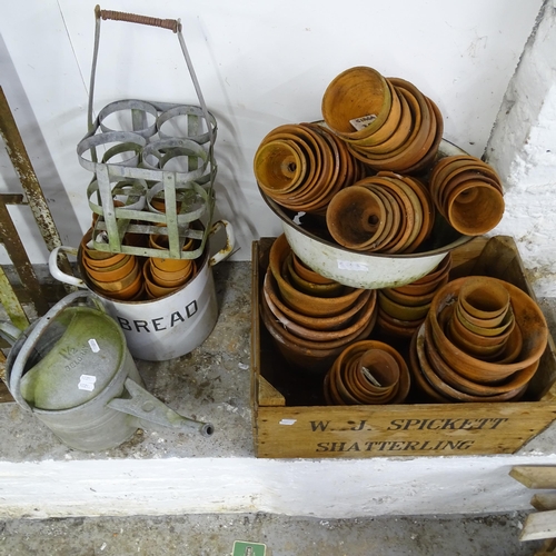 3199 - A fruit crate named to W.J. Spickett of Shatterling, a quantity of terracotta pots, a galvanised wat... 