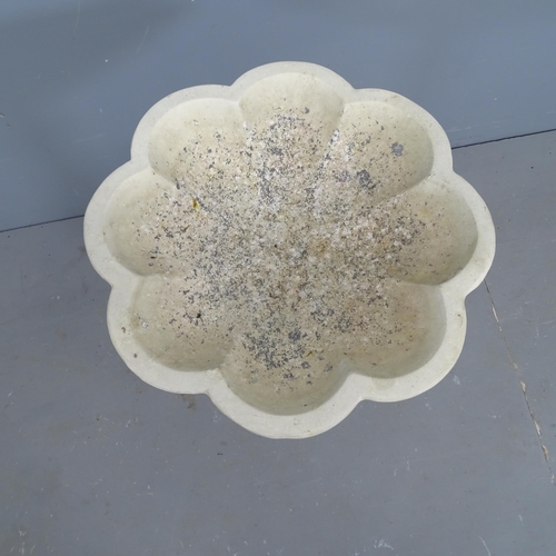 3206 - A painted cast metal birdbath. 45x70cm.