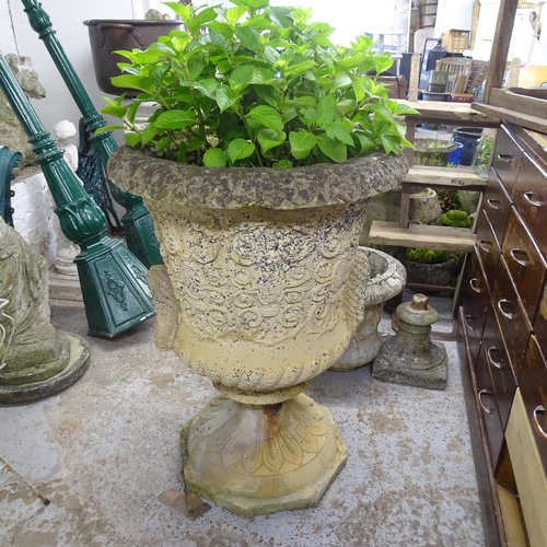 3265 - A large and impressive cast stone planter in single section, 70x95cm.