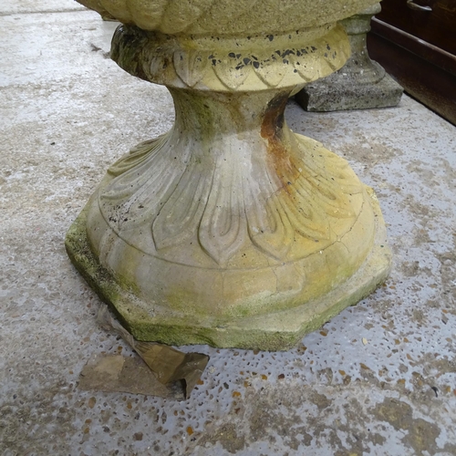 3265 - A large and impressive cast stone planter in single section, 70x95cm.