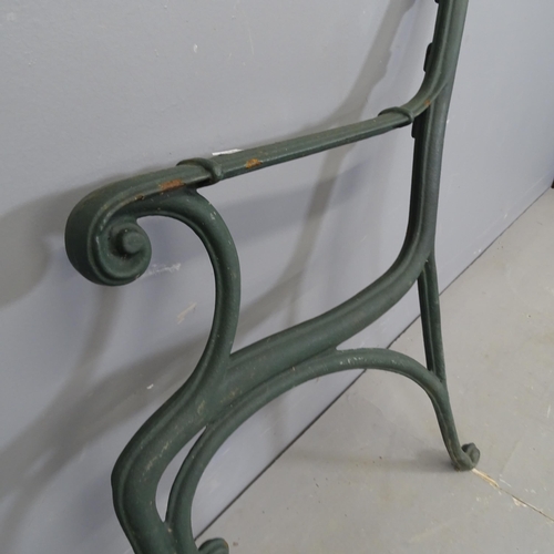 3333 - A pair of painted cast iron bench ends. 60x80cm.