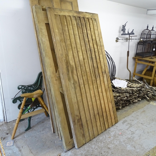 3416 - Five weathered pine garden fence panels with matching gate, and a panelled door. (7 pieces total).