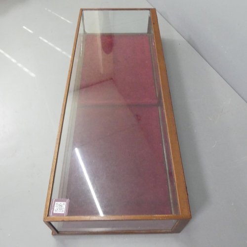 2352 - A mahogany framed table-top shop display cabinet. 158x26x59cm.