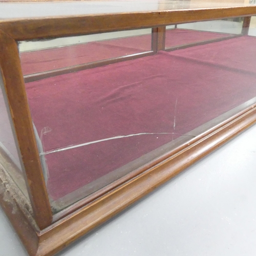 2352 - A mahogany framed table-top shop display cabinet. 158x26x59cm.