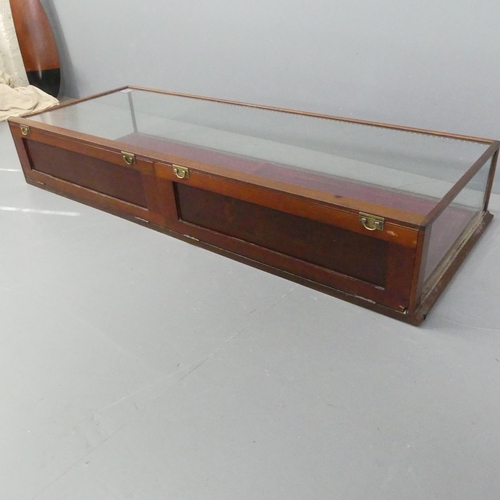 2352 - A mahogany framed table-top shop display cabinet. 158x26x59cm.