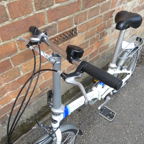 2358 - DAWES - A folding bike, with new tyres.