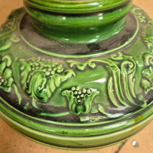 84 - A Melbourne Works Majolica jardiniere on pedestal stand, H67cm