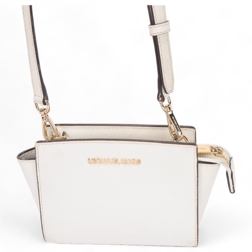 426 - A Michael Kors textured white leather small size shoulder bag, with MK monogram lining, bag length 1... 